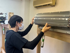 第142回　新宿教室エアコン完全分解研修会風景